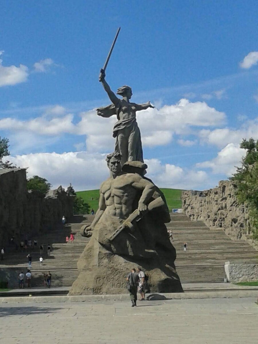 Воин как-бы заслоняет собой Родину-мать 