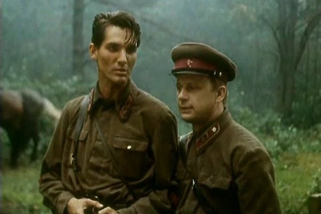 Советский младший политрук (слева) из фильма "Война на западном направлении"....