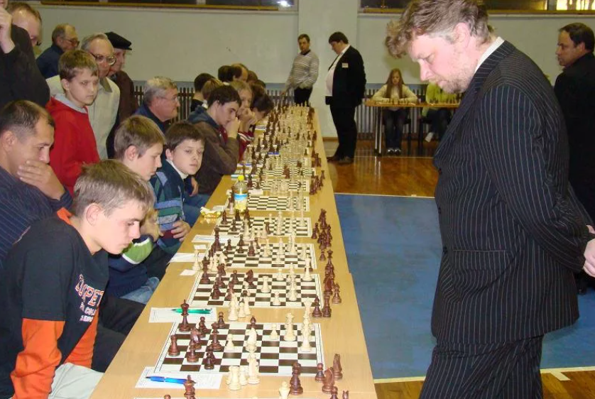 А. Халифман дает сеанс одновременной игры детям.