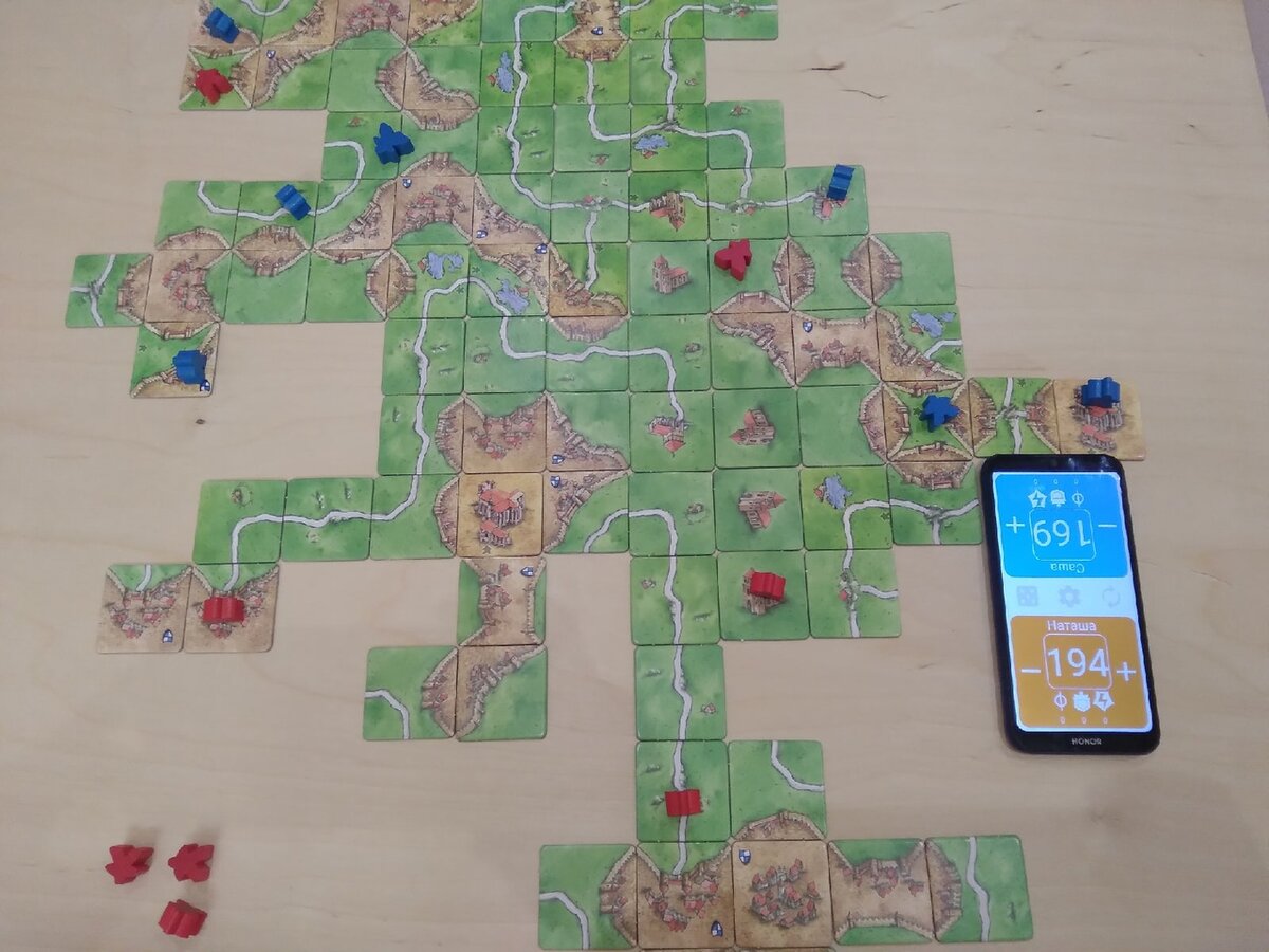 О компонентах - бесполезно огромная коробка. Органайзер есть только в версии BIG BOX, но там коробка еще больше. Часто слышу, что тайлы облазят и быстро приходят в неиграбельное состояние, но за полтора года регулярных игр и не самого бережного обращения у меня не появилось даже потертостей.  В целом к качеству претензий нет.