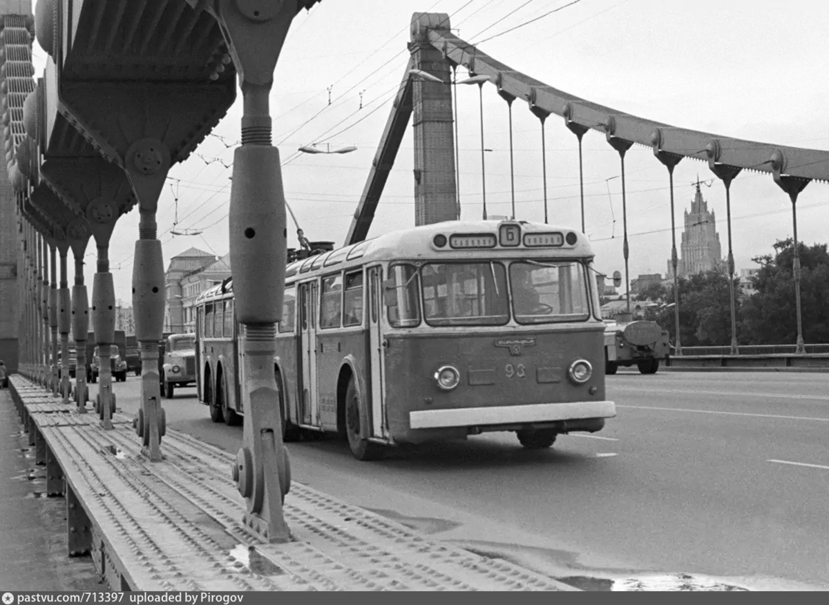 Троллейбус "Б" на Крымском мосту, 1974 г. Автор: Анатолий Ковтун / ТАСС.