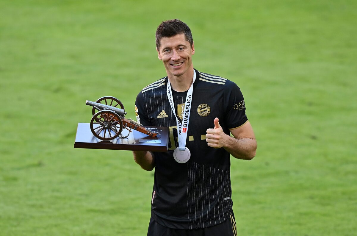 Роберт Левандовский с наградой лучшего бомбардира Бундеслиги 2020-2021. Фото взято с сайта bundesliga.com