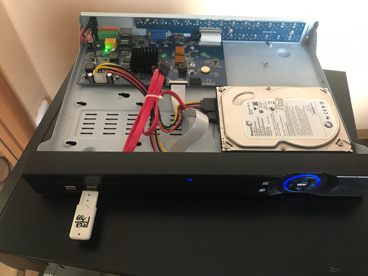 К видеорегистратору возможно подключить внешний жесткий диск и usb флешку. Фото автора
