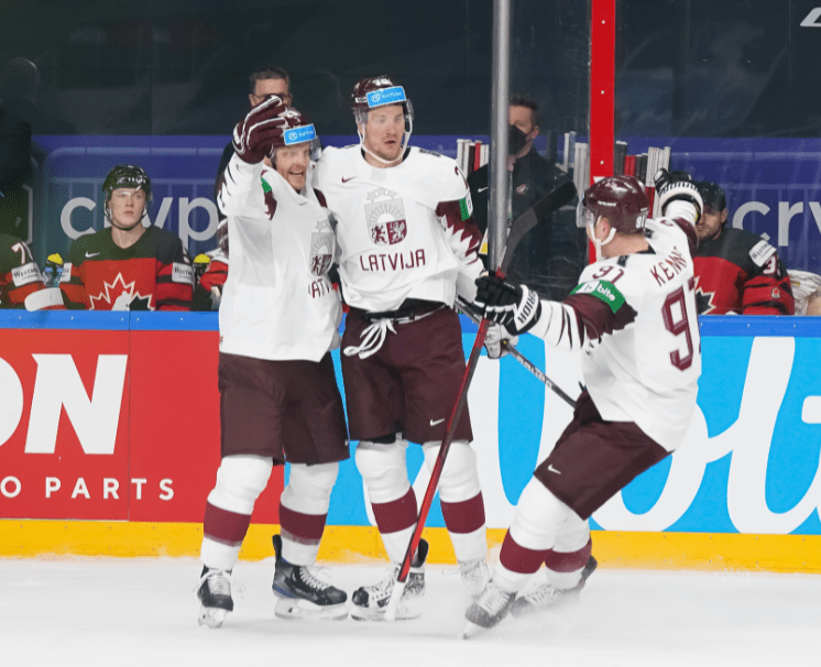 Латыши всухую обыгрывают Канаду...
