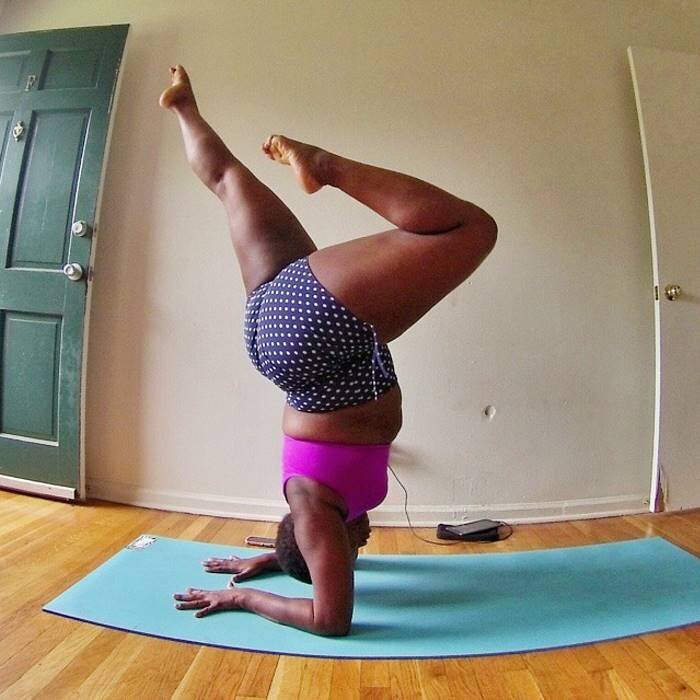 Ничего, кроме супернагрузки на суставы и сосуды головного мозга, этой даме йога не принесла. На фото известная бодипозитившица-"йогиня" / Фото: zefirka.net