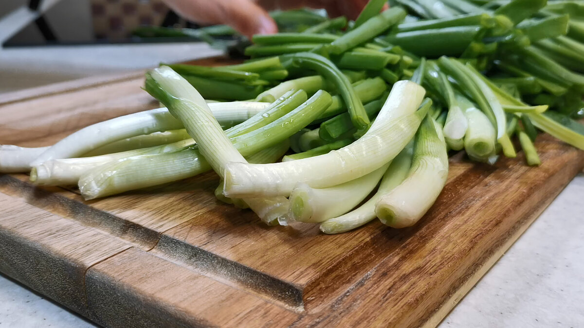 Беру много зелёного лука и еще понемногу других овощей и вот какую вкусную  закуску готовлю (делюсь рецептом) | Розовый баклажан | Дзен