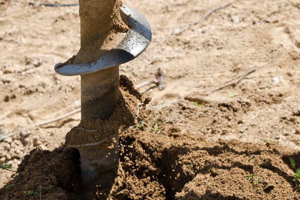 Врезается в грунт.