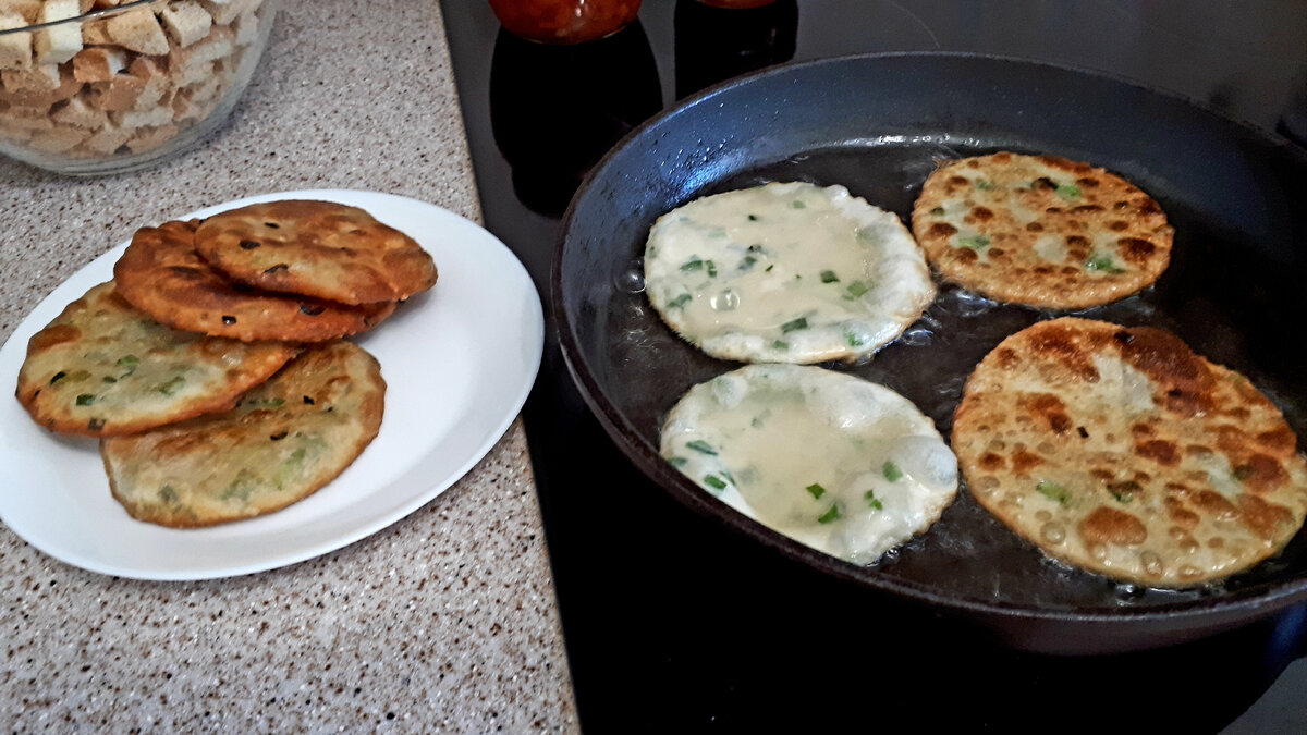 Простые лепешки с зеленым луком на сковороде. Быстро и вкусно | Пряные  травы | Дзен