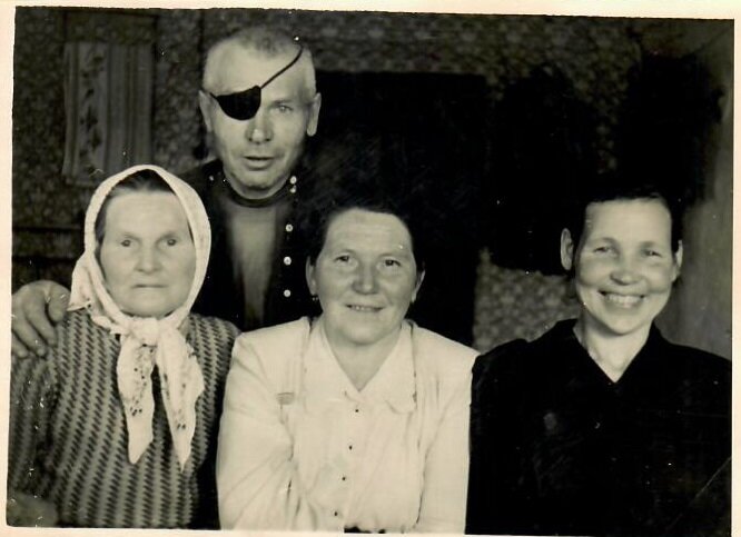 Рядом с бабушкой сидит бабушка Оля (мать жены Анатолия), а рядом с ней племянница Нина.