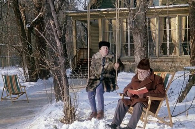 Кадр из кинофильма "Джентльмены удачи": профессорская дача в Малаховке