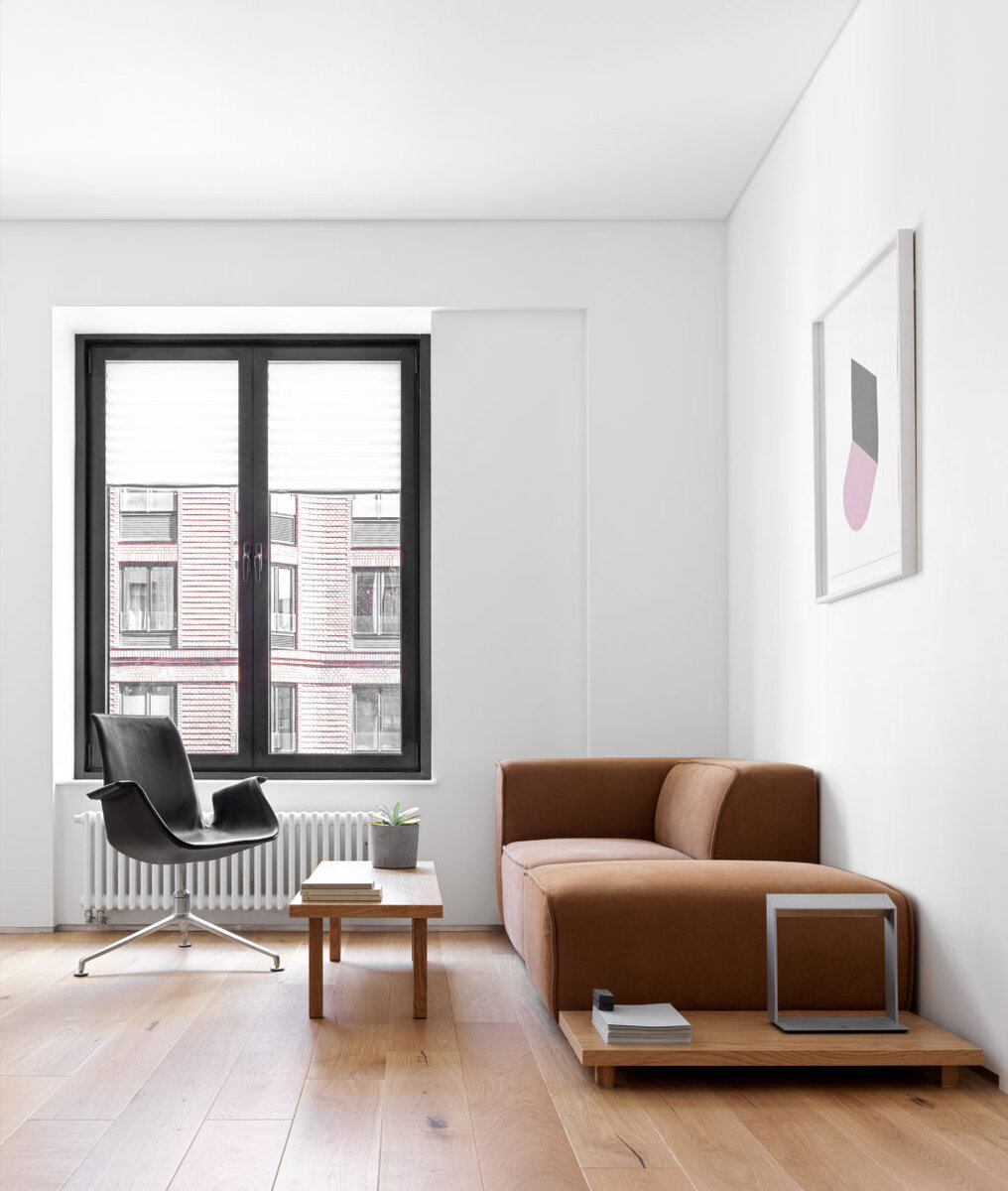 Фрагмент зоны гостиной. Кресло, Walter Knoll; диван, BoConcept; журнальные столики по эскизам архитектора; настольная лампа Maria, Viabizzuno; картина Дмитрия Самыгина из серии Architectural Delusion.