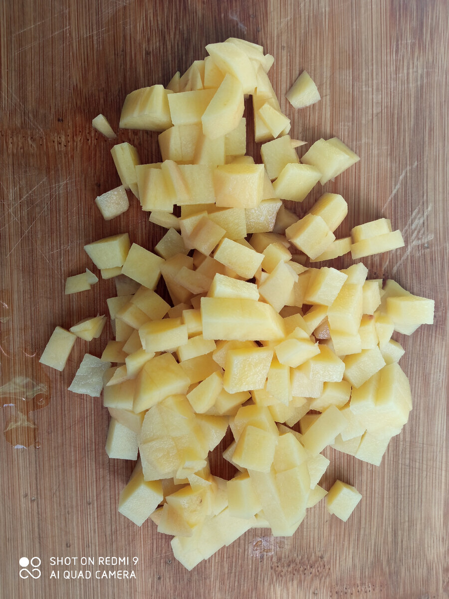 Нарезали картофель. 