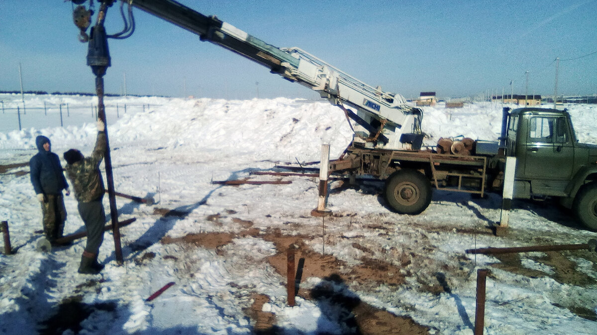 Вкручивают сваи, 40 штук на дом 120 кв. м.