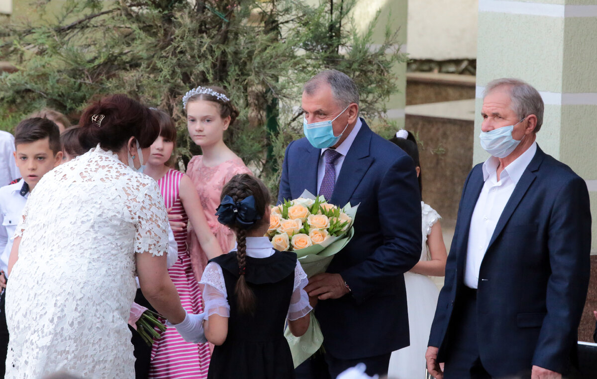 В. Константинов на празднике последнего звонка