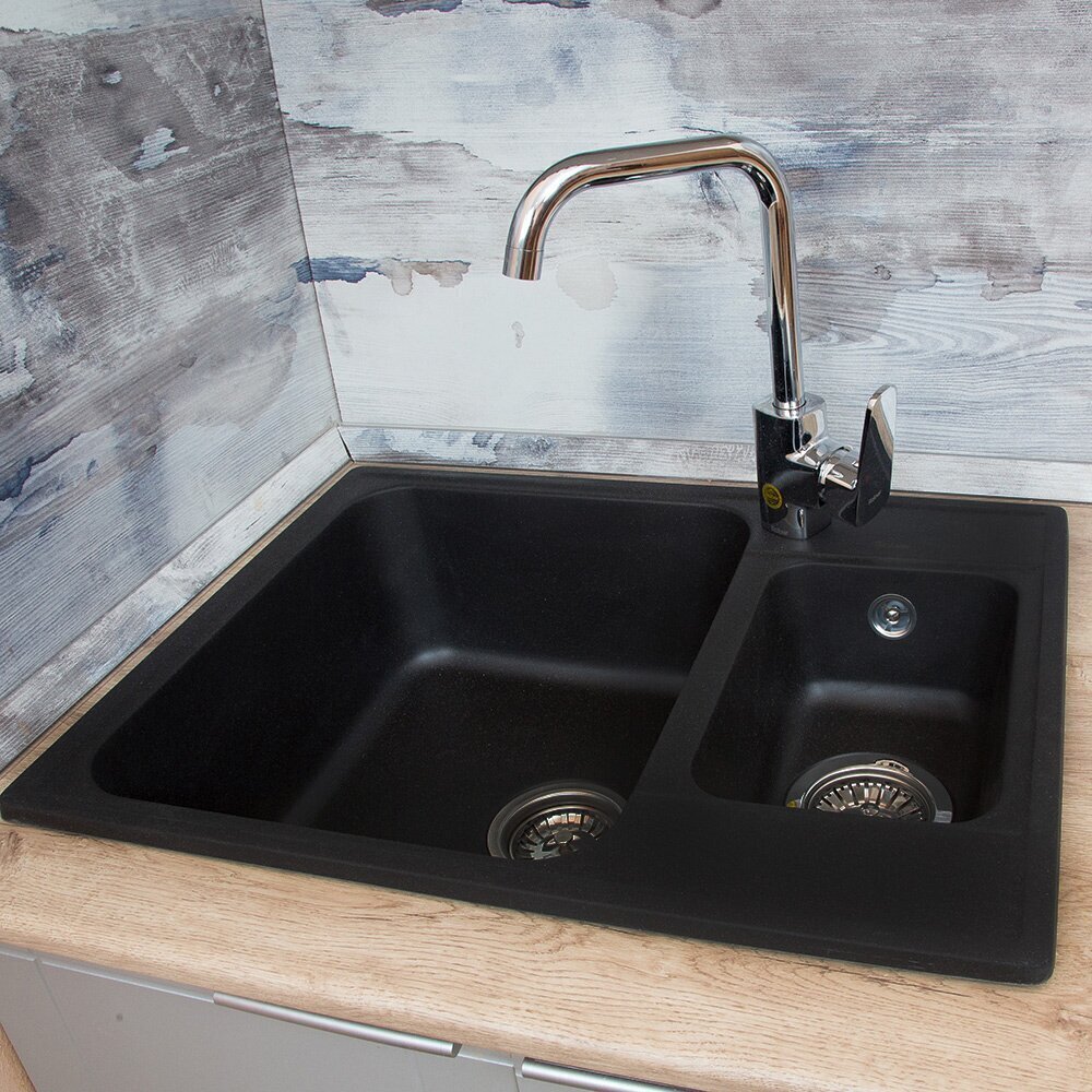 На темной мойке хорошо будут видны следы известкового налета