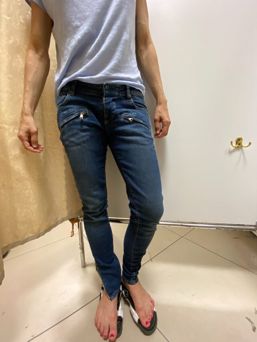 Джинсы с замками Pierre Balmain . Размер М. Низкая посадка. Цена 300 рублей.