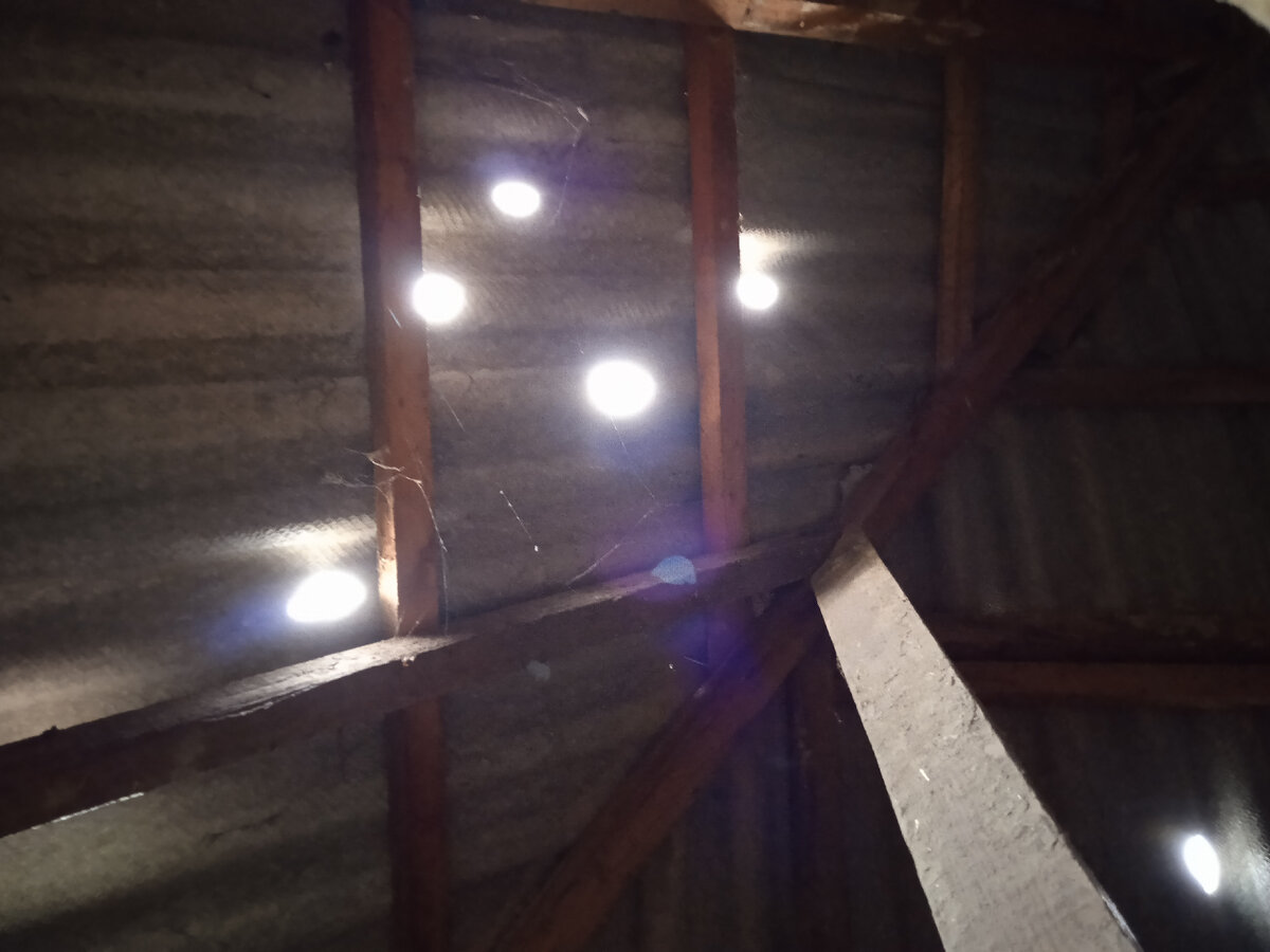 Половина крыши в решето. Фото автора.