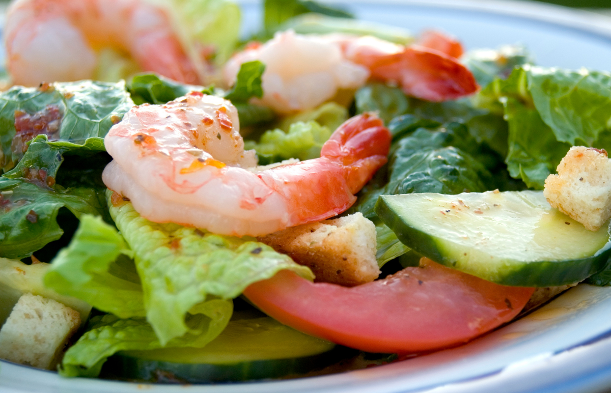 Салат с авокадо и креветками рецепт простой. Салат с креветками. Зеленый салат с креветками. Салат с креветками и свежими огурцами. Салатные креветки.