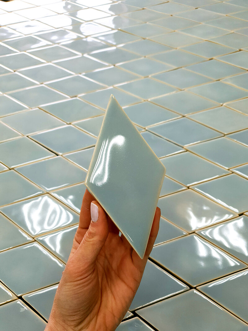 Каждая плитка покрывается глазурью вручную.