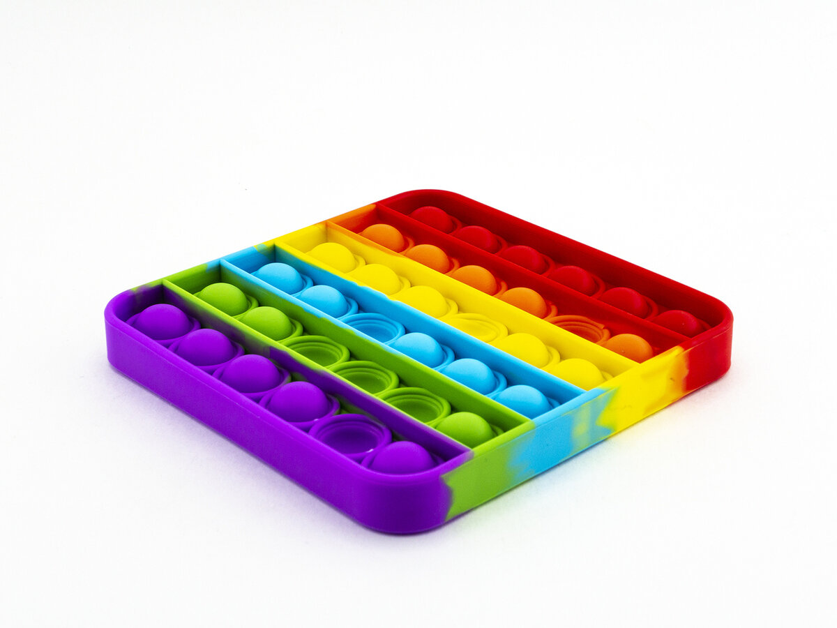 Поп-ит, часто делаеться из силикона. На нем есть ряды с пупырками. Нажимая на них она проваливаеться и издает легкий звук тыка, далее можно перевернуть предмет и нажать снова на эту пупырку.