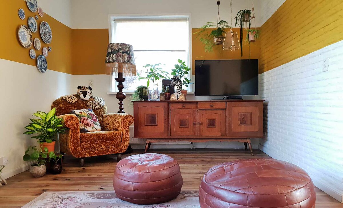 Висячие и горшечные растения в тв-зоне были стратегически разбросаны вокруг, чтобы отвлечь внимание детей от телевизора.