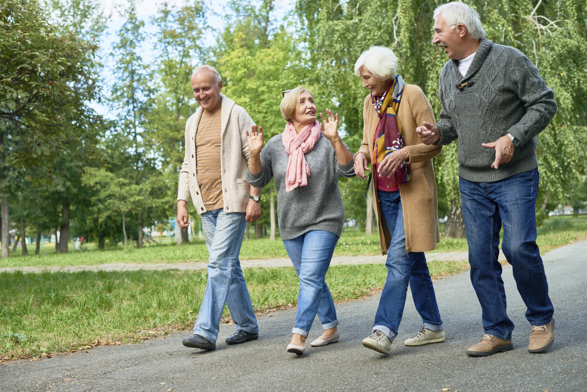 Люди на прогулке. Пенсионеры на прогулке. Прогулка пожилых людей. Пешие прогулки пожилых. Старики на прогулке.