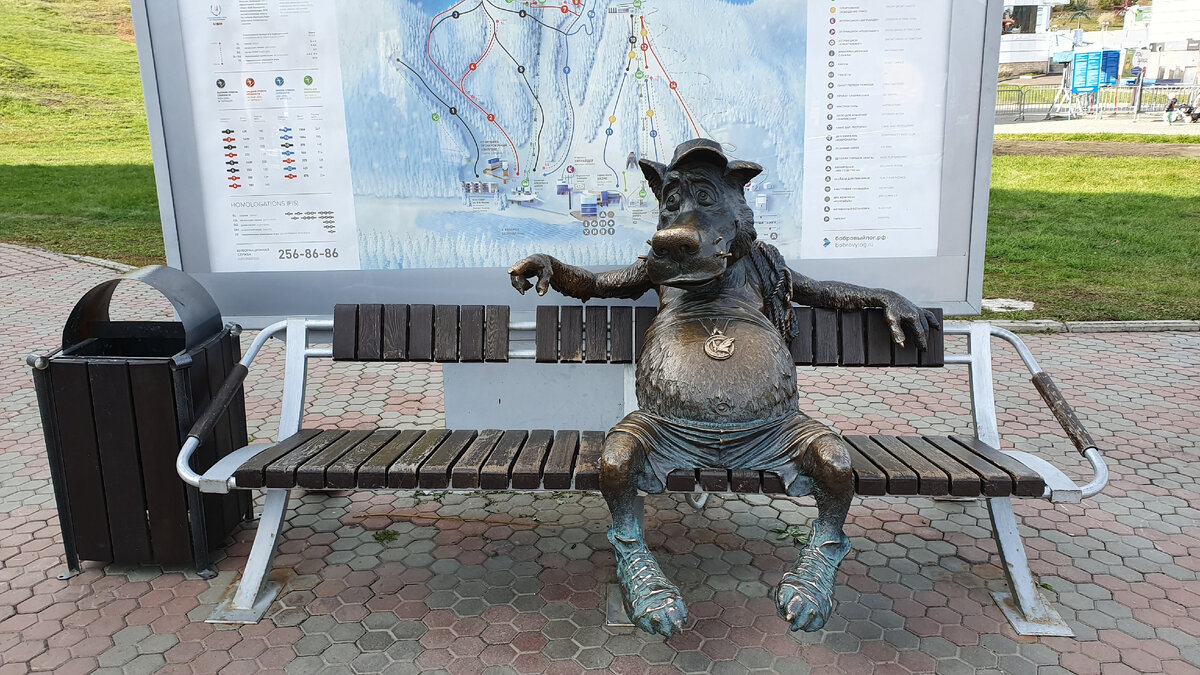 Скамейка с волком