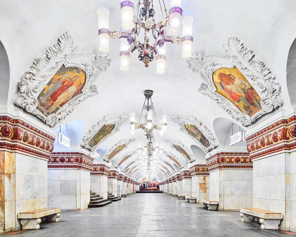 Metro moscow. Станция метро Киевская. Дэвид Бурдени Московское метро. Метро Киевская декор.