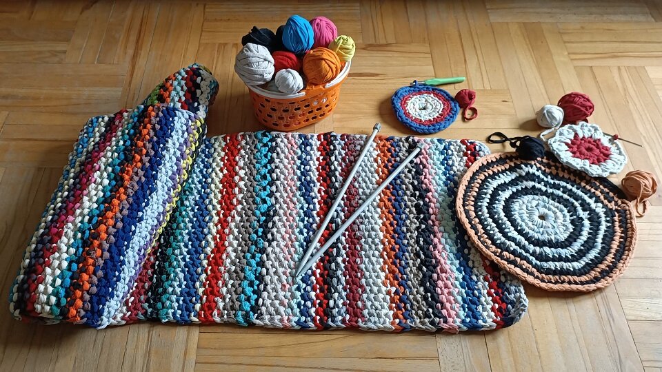 Очень простой и красивый коврик из пряжи без вязания