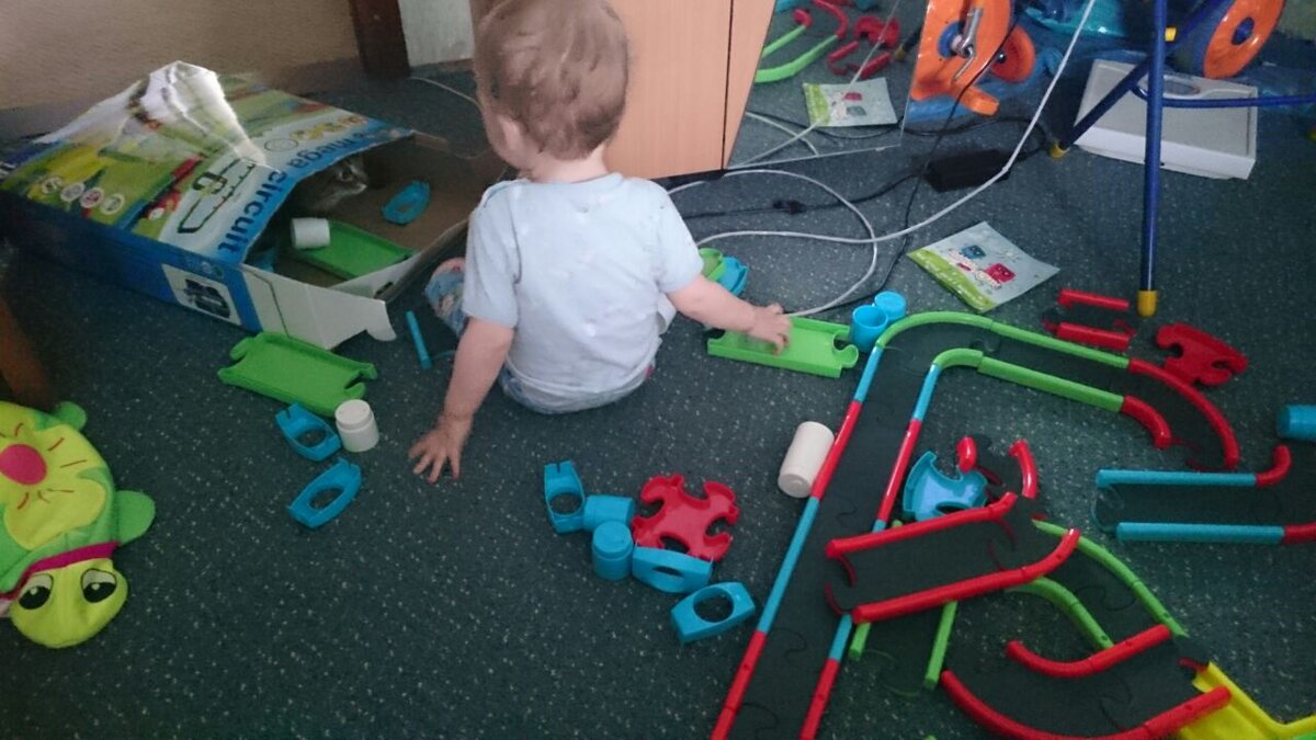 Строит дорогу для машинок