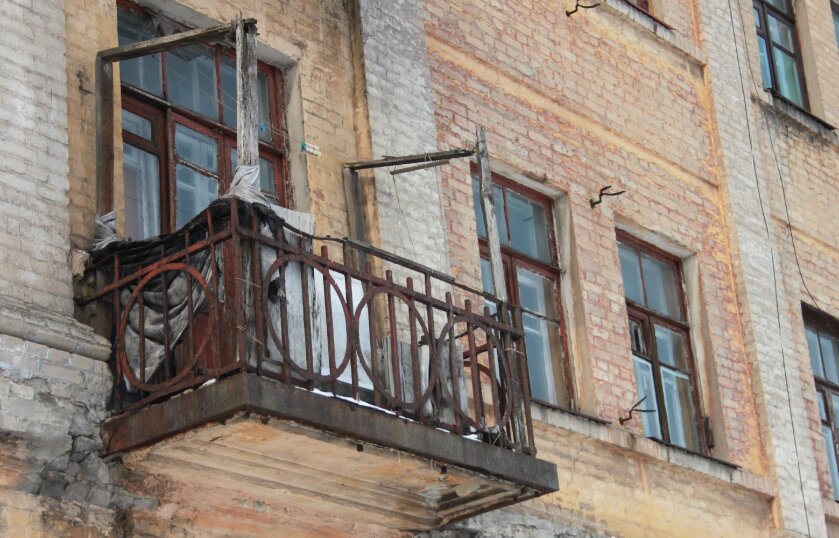 В рамках программы реновации жильцы квартир в аварийных домах составляют договор со строительными компаниями.