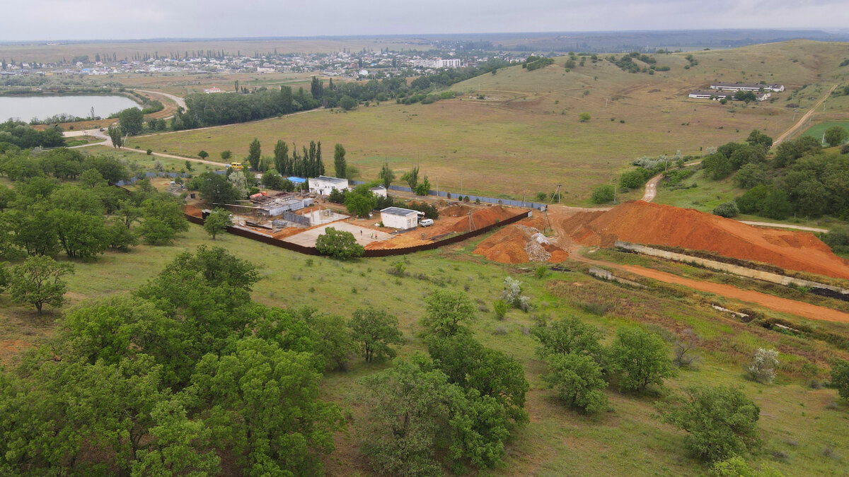 Общий вид очистных. Справа виден отвал перемещенного грунта.
