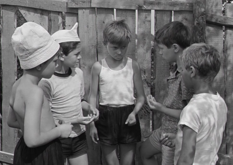 Типичная ватага мальчишек, которые везде пролезут. Кадр из фильма "Добро пожаловать или посторонним вход воспрещен"