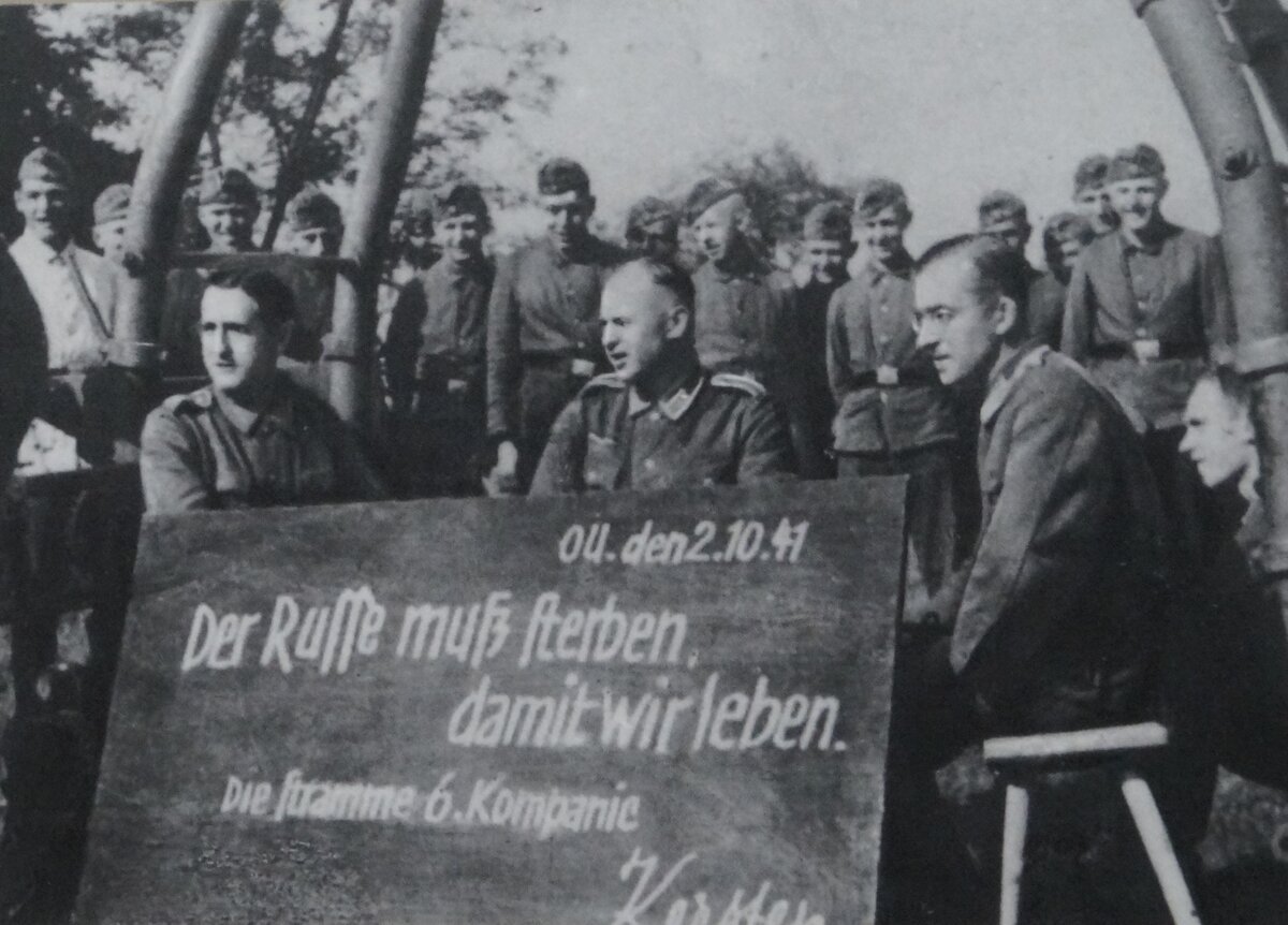 На плакате написано: "Русский должен умереть, чтобы мы жили"