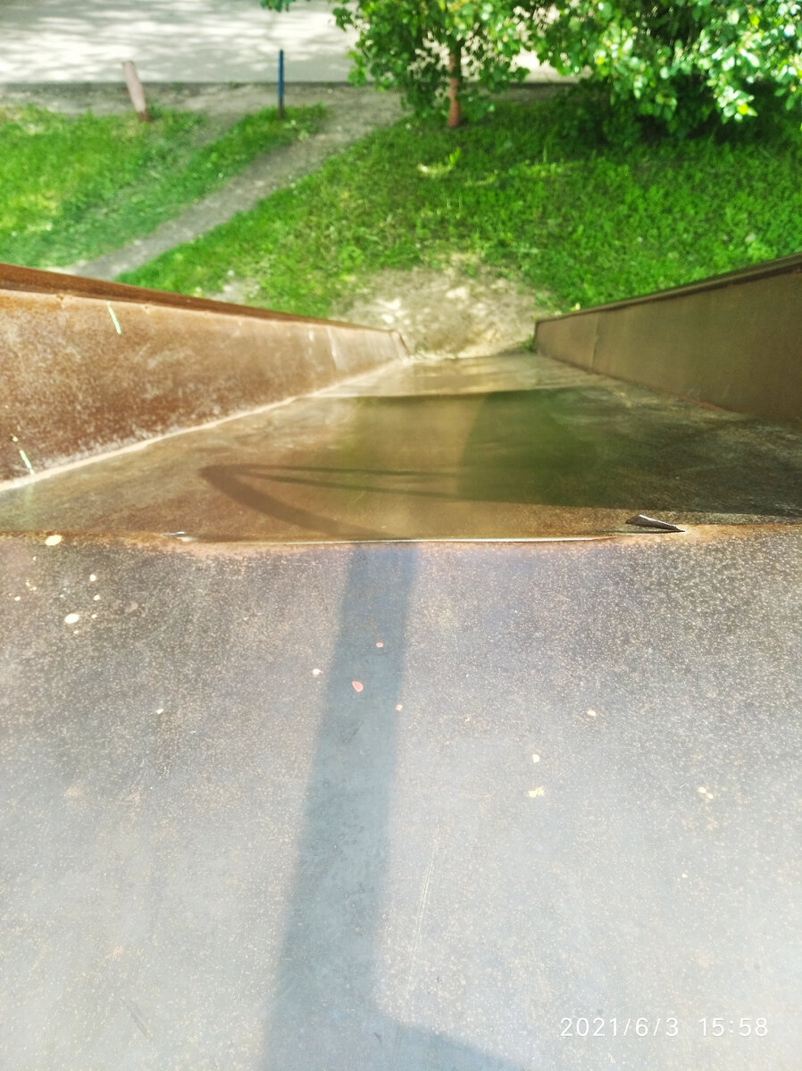 Вот. На фото левый плохо заметен, но он такой же, как и правый.