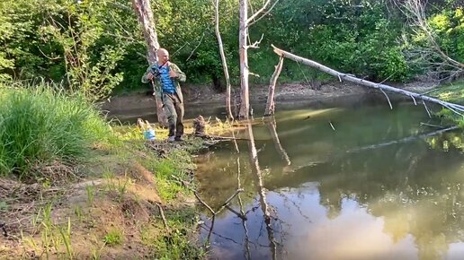 Рыбалка, в мелкой речке, у заброшенной деревни, где полвека не живут люди.