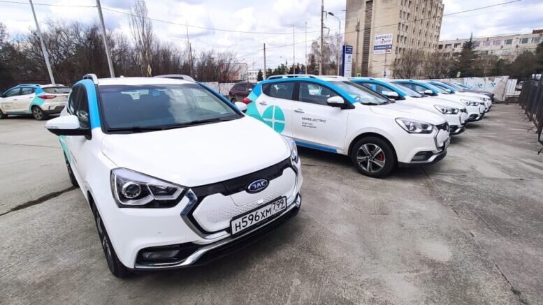 На фото: 12 электромобилей JAC iEV7S из парка каршеринговой компании в Крыму