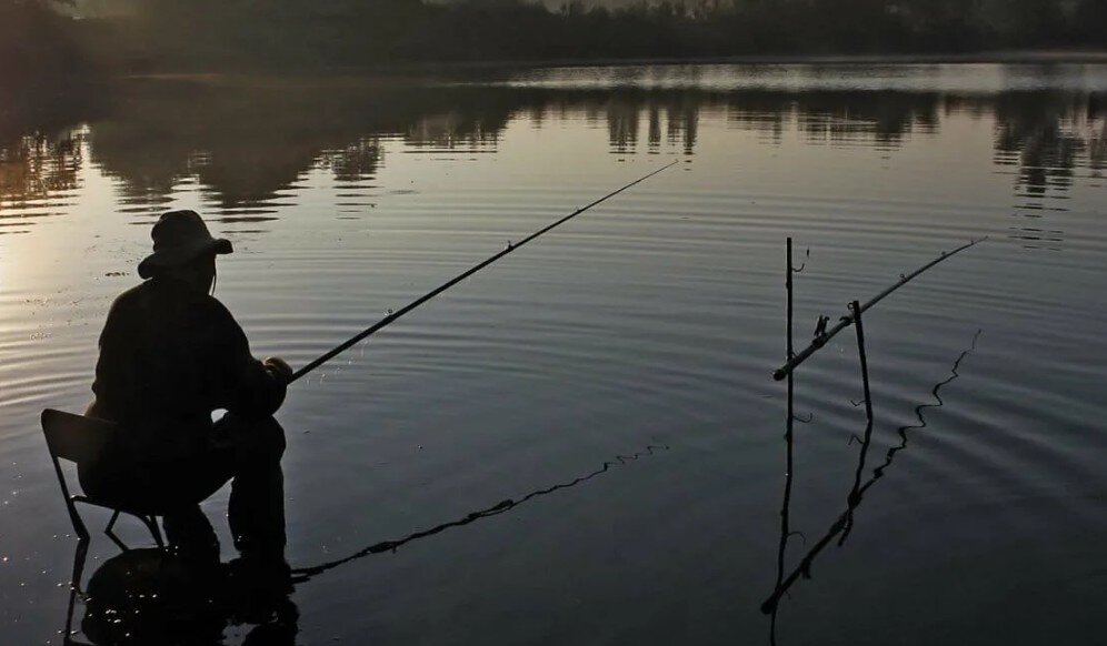 человек с удочкой. мужик на рыбалке. неудача рыболова. рыбалка фото. приколы на рыбалке.