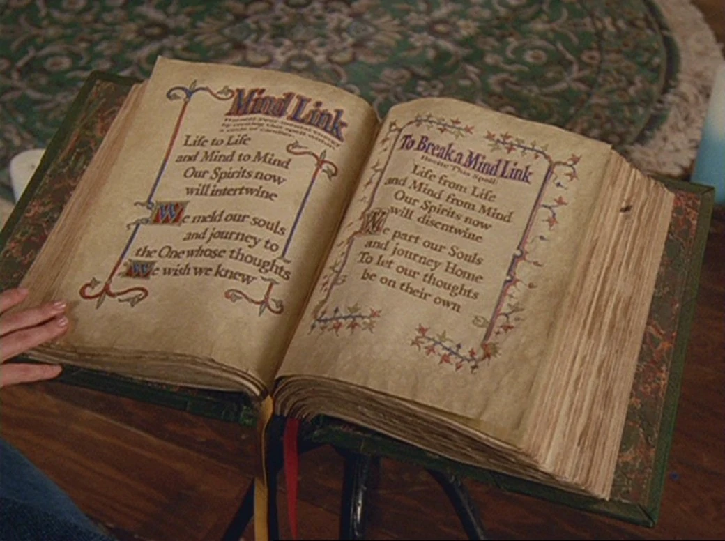 Черная книга заклинаний. Книга заклинаний. Старинная Волшебная книга. Старинные заклинания. Древние магические книги с заклинаниями.
