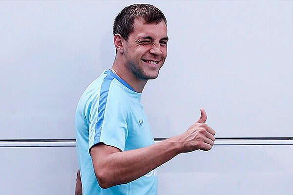 сам пошутил, сам посмеялся