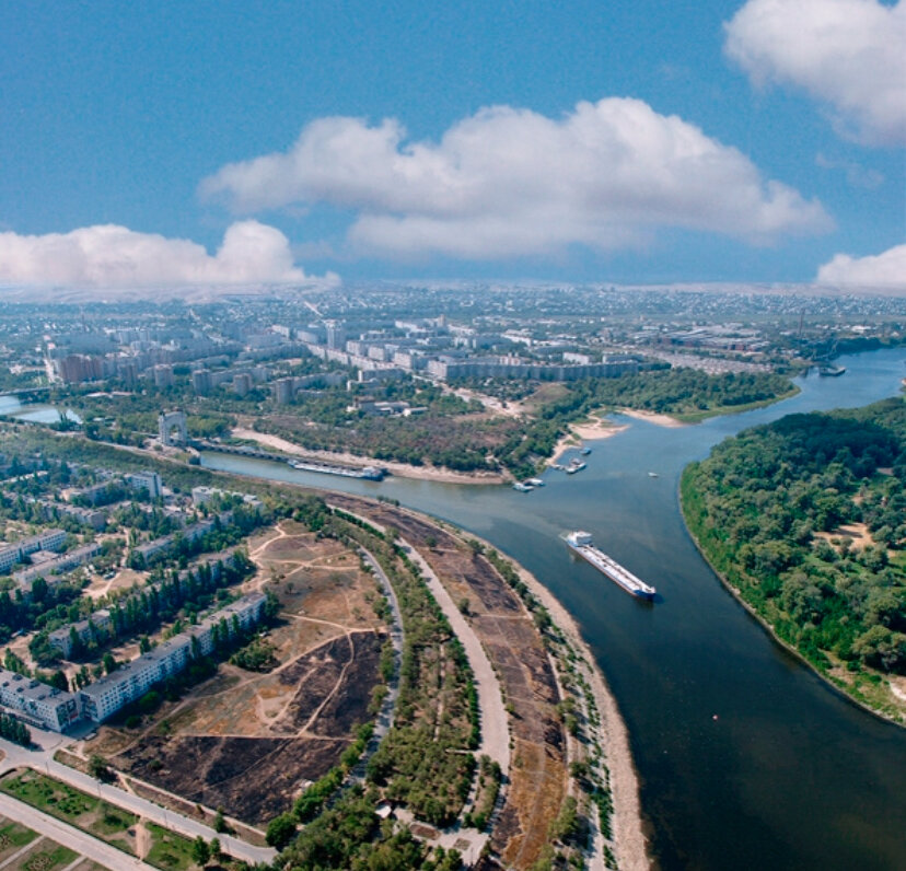 Фото Волго-Донского канала (русло, уходящее направо). Фото: https://ru.wikipedia.org/wiki/%D0%92%D0%BE%D0%BB%D0%B3%D0%BE-%D0%94%D0%BE%D0%BD%D1%81%D0%BA%D0%BE%D0%B9_%D0%BA%D0%B0%D0%BD%D0%B0%D0%BB