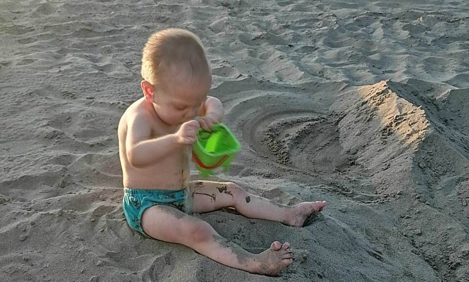 играет на берегу реки