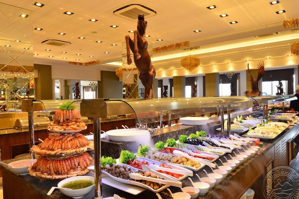 Шведский стол в Турции, в отеле, в который мы не попали из-за отмены авиасообщения...