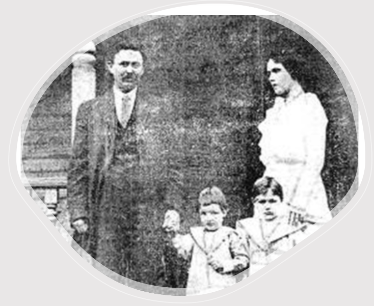 Бобби Данбар с родителями и братом