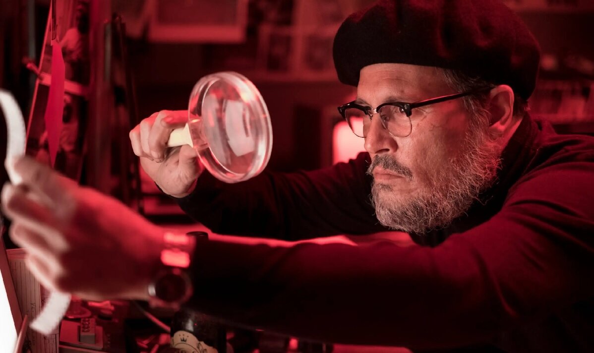 Кажется, не только дети, но и взрослые стали забывать, как делались "фоточки" в суровую эпоху Проявителя и Закрепителя. Ничего, Джонни Депп вам это напомнит. 