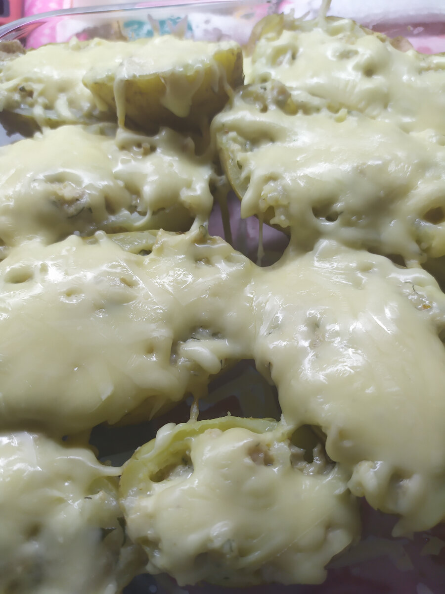 Редактировать галереюДобавьте описаниеКартофель, сыр, фарш 50/50 свинина-курица, лук, соль, приправы по вкусу, майонез.Загружается...Добавьте описание