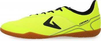 Вот такие сгодятся для уличного футбола. Главный недостаток бутс Demix -низкая чувствительность мяча. Поэтому на проф уровень я их не советую