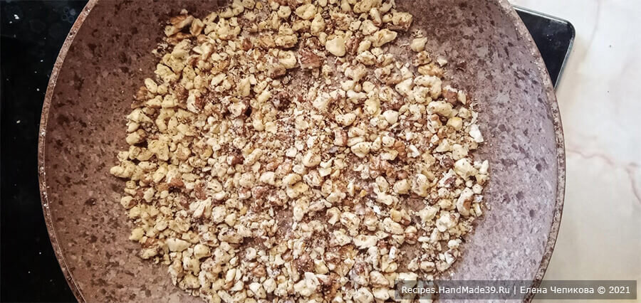 Грецкие орехи, обжаренные на сухой сковороде