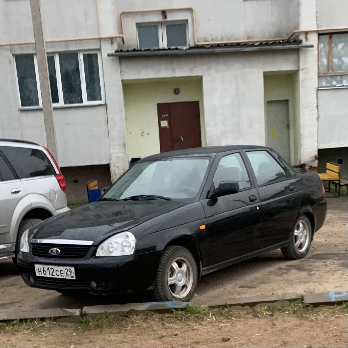 Вид автомобиля без тонировки со старыми зеркалами и бамперами.