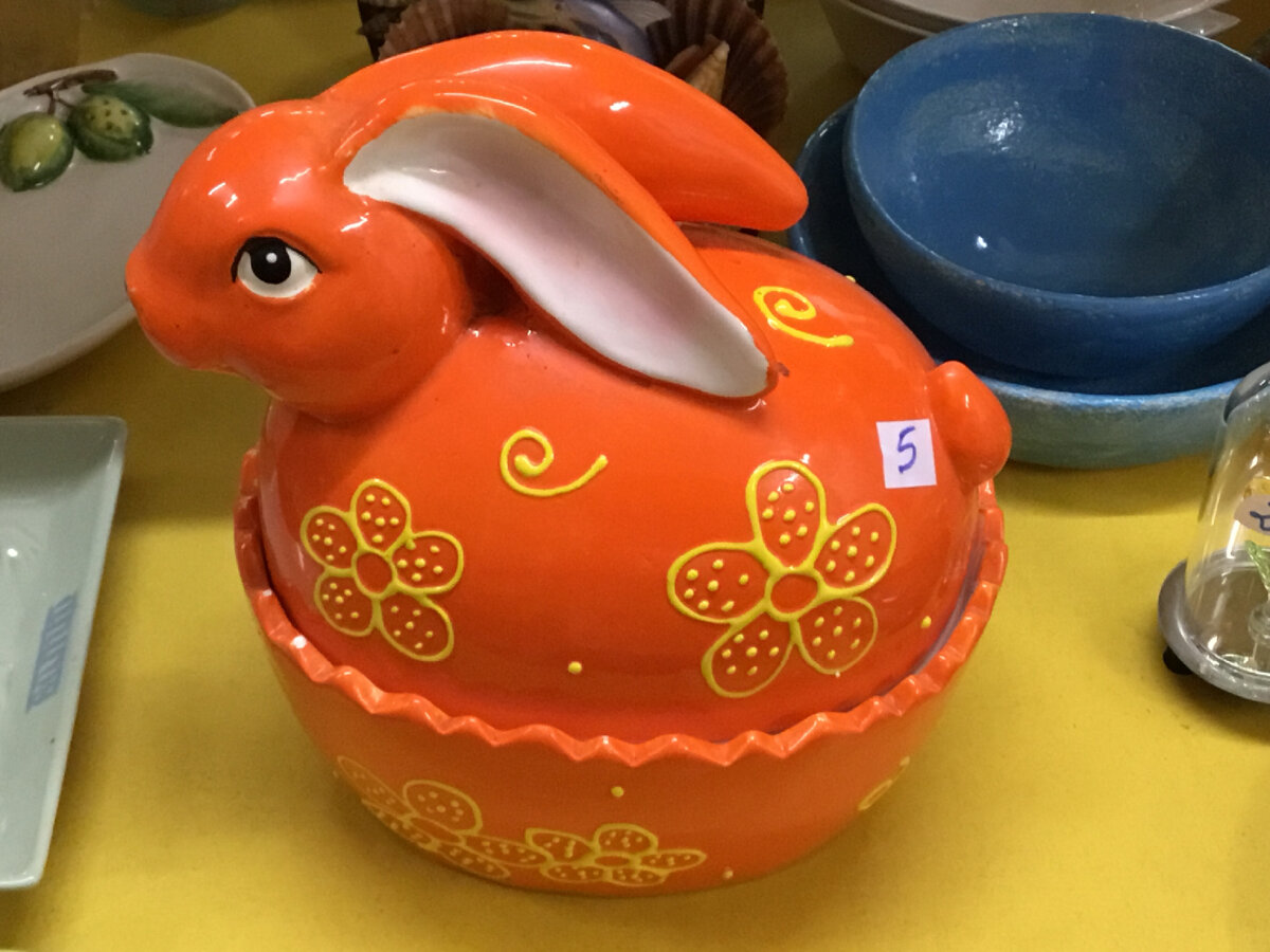 Это фарфоровый заяц предназначен для карамельных конфет. Как я писала раньше у итальянцев принято держать такой фарфоровый контейнер в гостиной. Мне он показался шикарным. Такой яркий оранжевый цвет, что не мог остаться незамеченным. Килограмм конфет войдёт точно! Симпатичный правда?